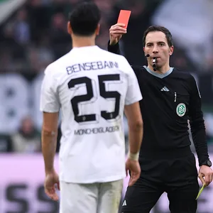 Schiedsrichter Benjamin Brand zeigte Rami Bensebaini im Spiel gegen Freiburg die Gelb-Rote Karte.