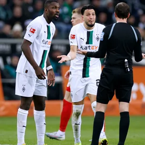 Benjamin Brand weist Rami Bensebaini nach Rot vom Platz