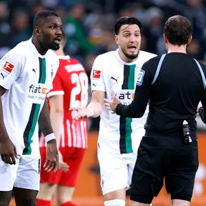 Gladbachs Marcus Thuram und Rami Bensebaini waren gegen Freiburg nicht die besten Freunde des Schiedsrichters.