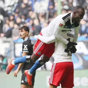 Jean-Luc Dompé war beim 3:0 gegen Nürnberg der Mann des Spiels. Hier feiert er zusammen mit Ludovit Reis.