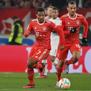 Serge Gnabry und Leroy Sané beim Spiel gegen Stuttgart