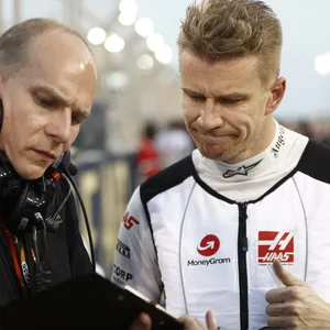 Nico Hülkenberg mit einem Ingenieur von Haas