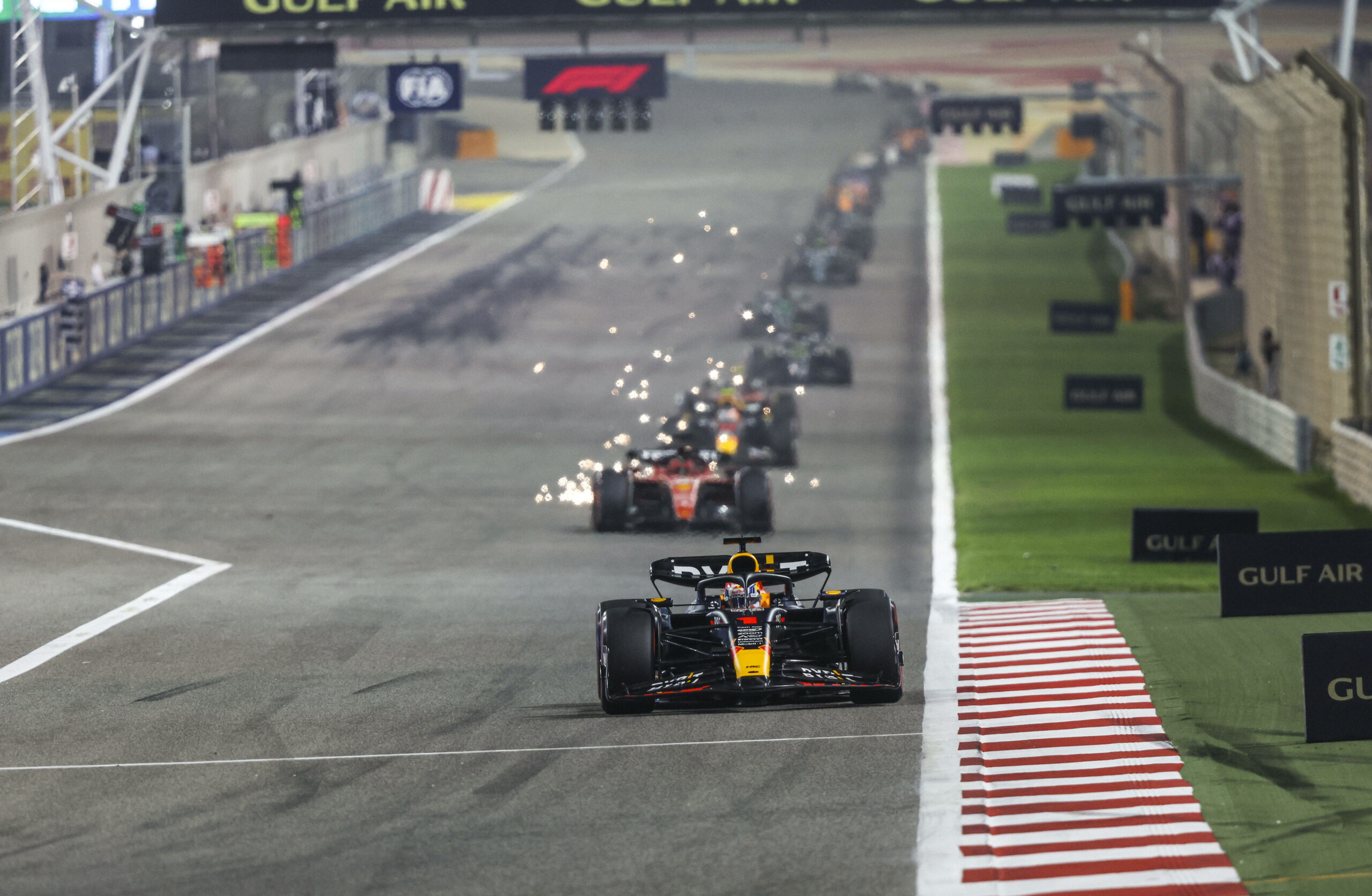 Max Verstappen führt das Rennen von Bahrain an.