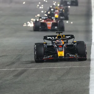 Max Verstappen führt das Rennen von Bahrain an.
