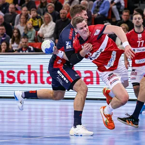 Johannes Golla im Zweikampf mit Dominik Axmann