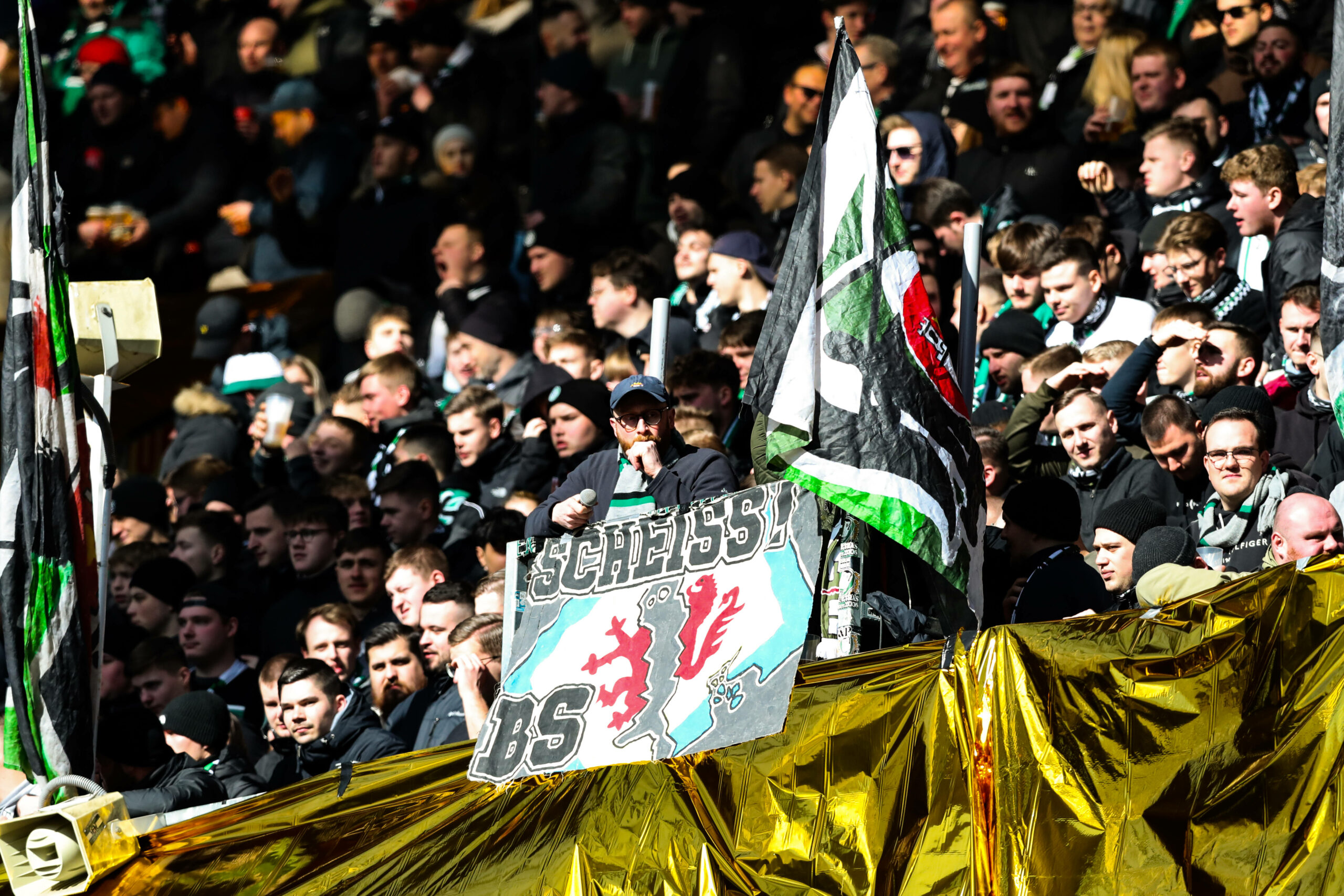 Hannover-Fans mit Bannern gegen Eintracht Braunschweig