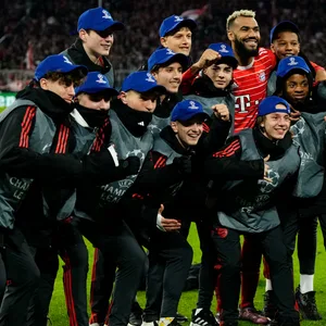 Eric Maxim Choupo-Moting jubelt mit Balljungen