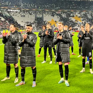 Freiburg Spieler lassen sich nach dem Spiel gegen Juve von ihren fans feiern