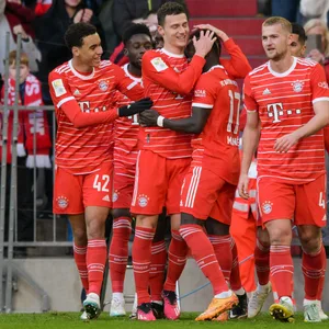 Bayern-Spieler bejubeln Tor.