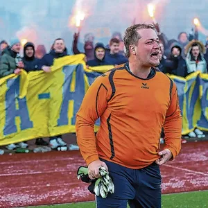 Alsterbrüder-Torwart Moritz Kühn feiert den Pokal-Coup vor feurigen Fans.