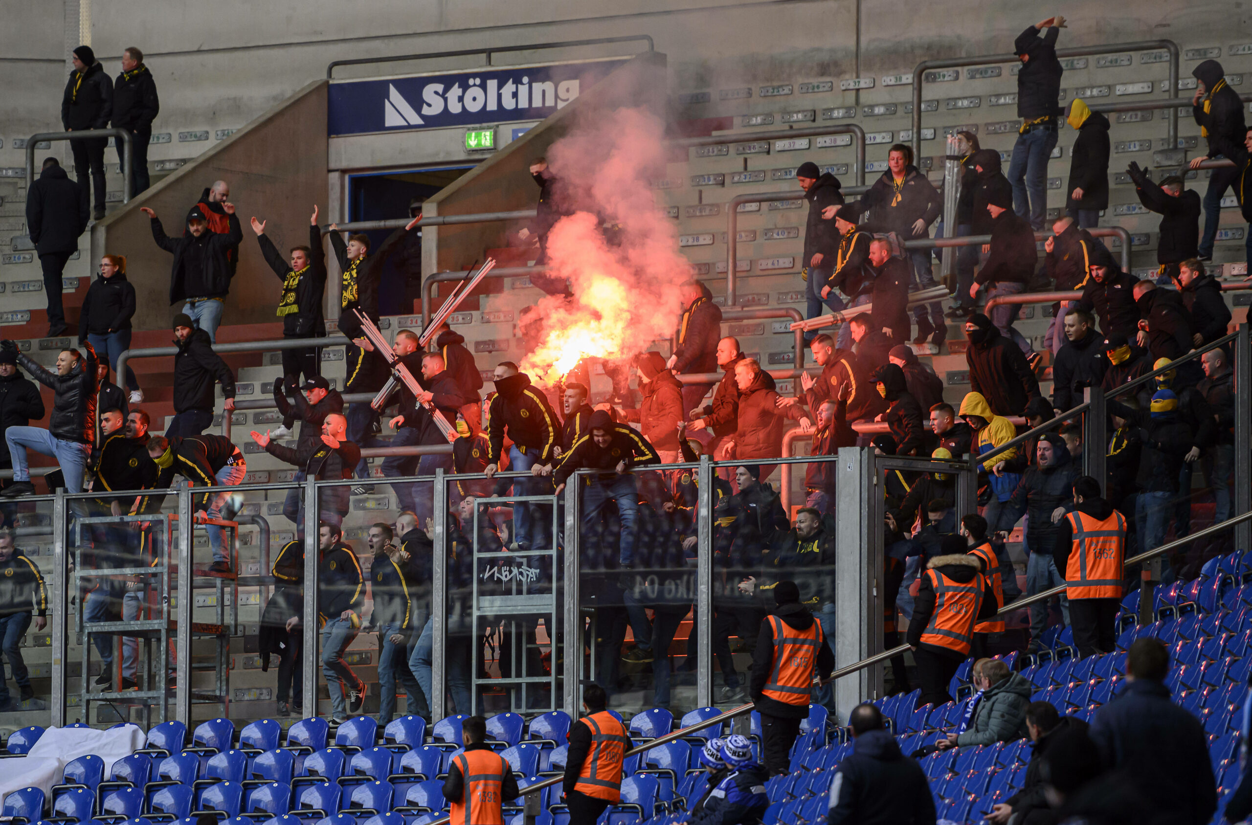 BVB Fans stürmen mit Bengalos in die Arena
