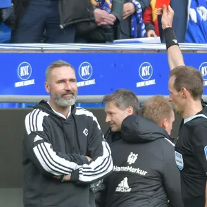 Schiedsrichter Sascha Stegemann (r.) zeigt HSV-Trainer Tim Walter die Rote Karte.