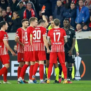 Abwehrspieler Manuel Gulde (2. v. l.) sah kurz vor der Halbzeit die Rote Karte.