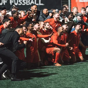 Mannschaft des Eimsbütteler TV feiert Sieg gegen Altona 93