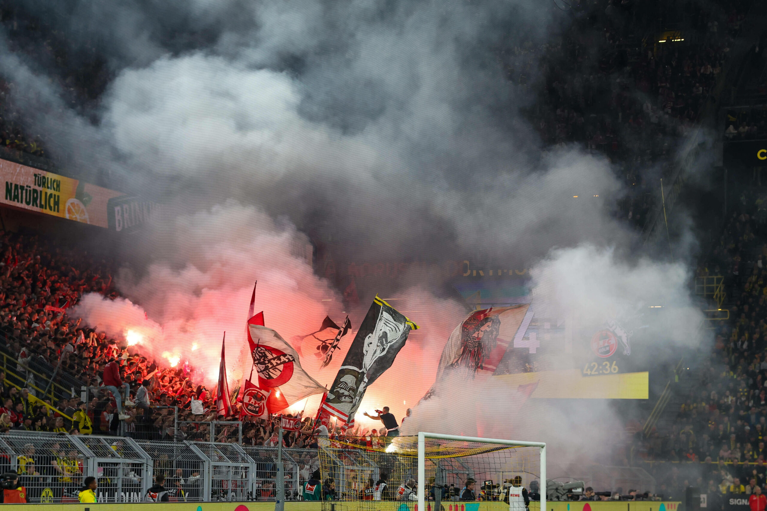 Pyrotechnik beim Spiel Dortmund gegen Köln