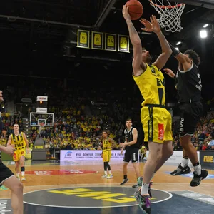 Owen Klassen dunkt gegen die Towers
