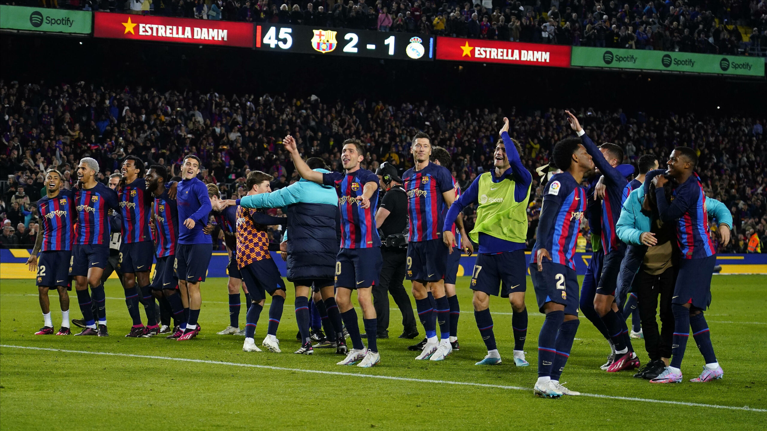 Barcelona-Spieler feiern ihren Sieg im Clásico.