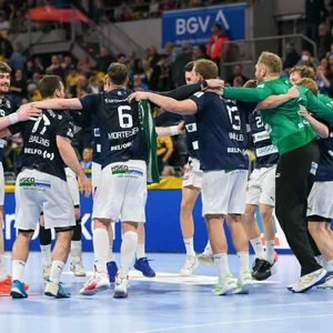 Die Mannschaft des HSV Hamburg feiert den Sieg gegen die Rhein-Neckar Löwen