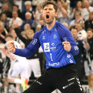 Der Torwart des THW Kiel, Niklas Landin, jubelt nach einer Parade