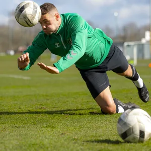 Pierre-Michel Lasogga macht einen Flugkopfball im Training des VfB Lübeck.