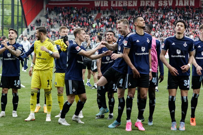 Die HSV-Profis feiern nach dem Sieg in Regensburg.