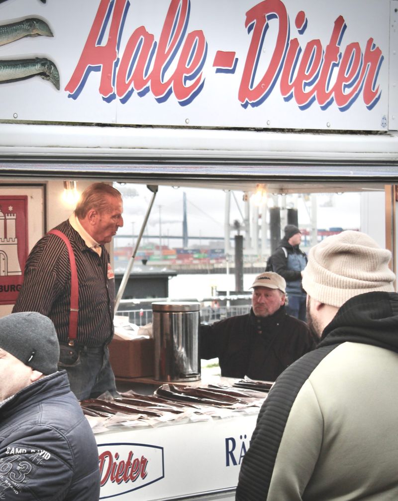 Aale-Dieter beim Verkaufen