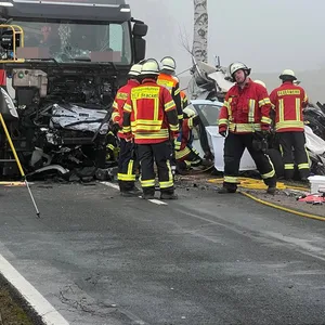 Ein Lkw und ein zerstörter Pkw auf der K10 im Kreis Harburg