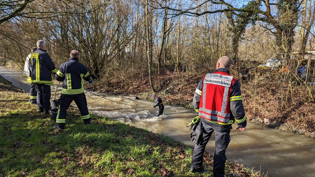 Seit Freitagabend suchen Rettungskräfte bei Unna nach einem Mann, der vor den Augen seiner Enkelin in einen Fluss gestürzt ist.