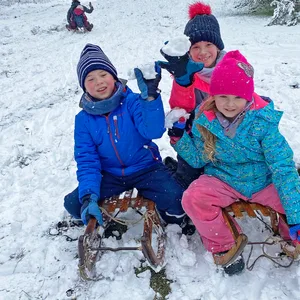 Die Kinder Marie, Mika und Lena freuen sich über den Wintereinbruch. Sie können den Schnee richtig genießen.