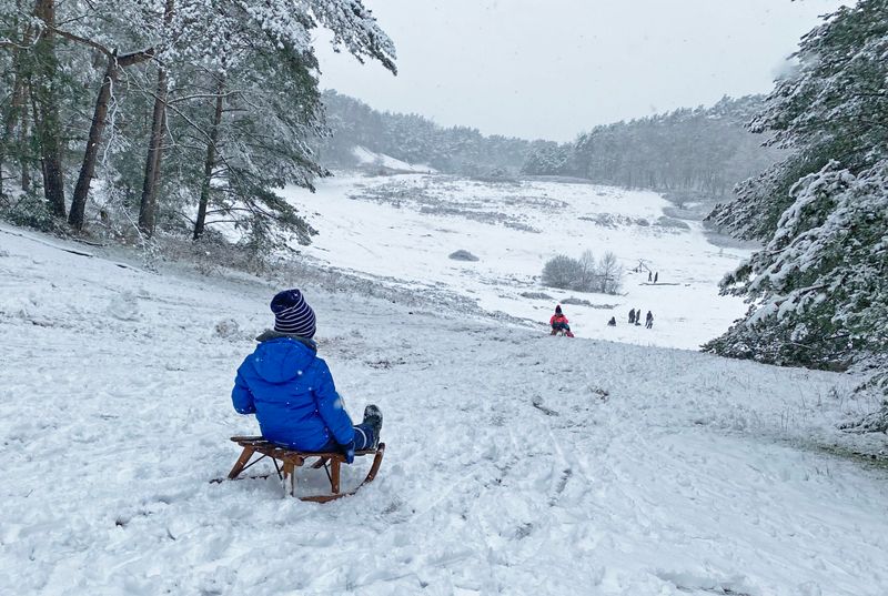 Rodeln in der Fischbeker Heide: In der Ferienzeit kommt der Wintereinbruch manchen gerade recht.