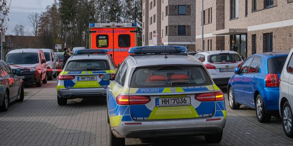 Bei einer Messerattacke vor einer Wohnunterkunft in Schnelsen ist ein Mann getötet worden.