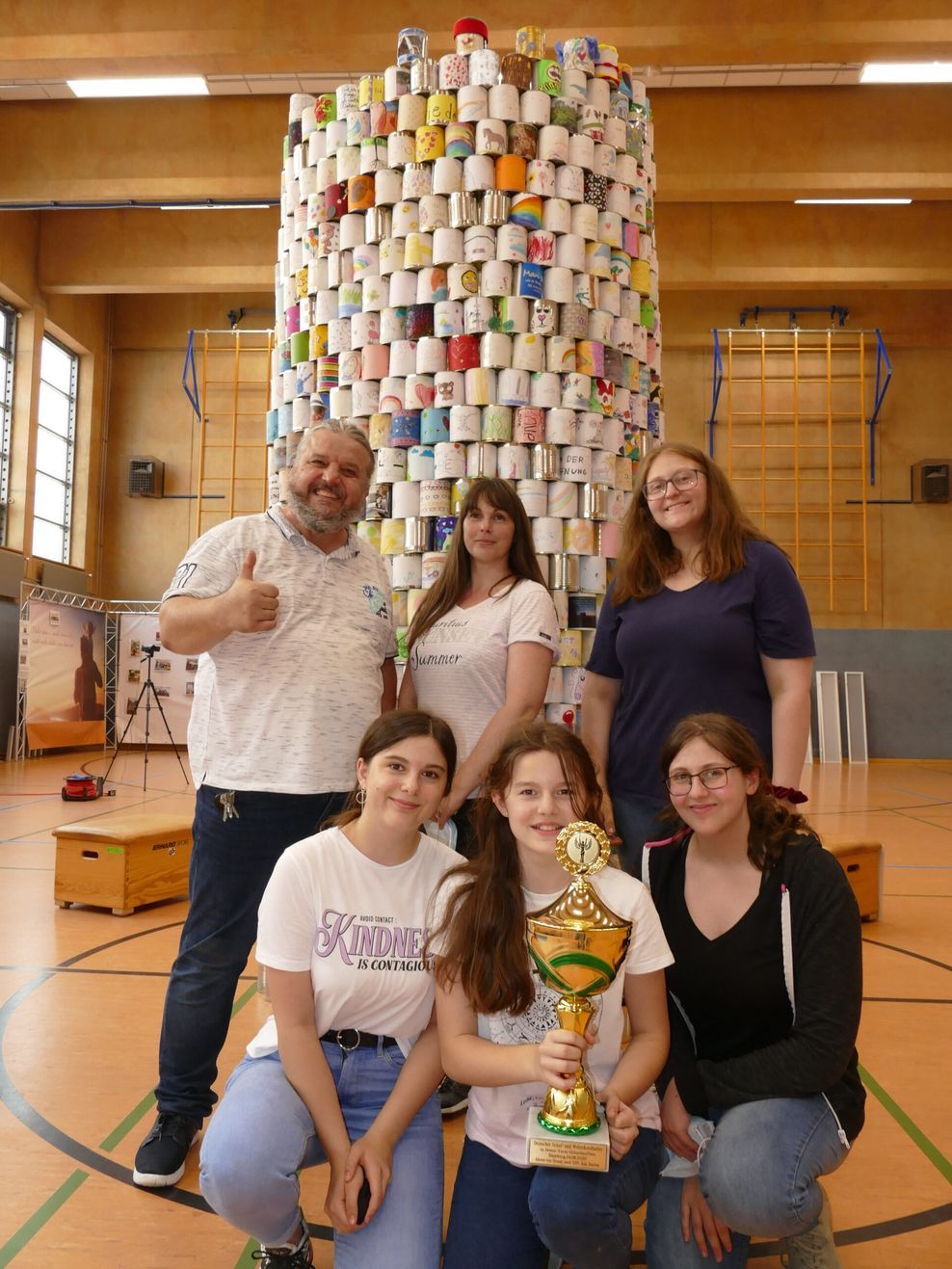 Auch für den Turm aus Dosen im „Schnellaufbau“ gab es den Weltrekord.