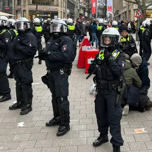 Werbeverabstalung eines Mode-Label gerät außer Kontrolle - Großeinsatz der Polizei