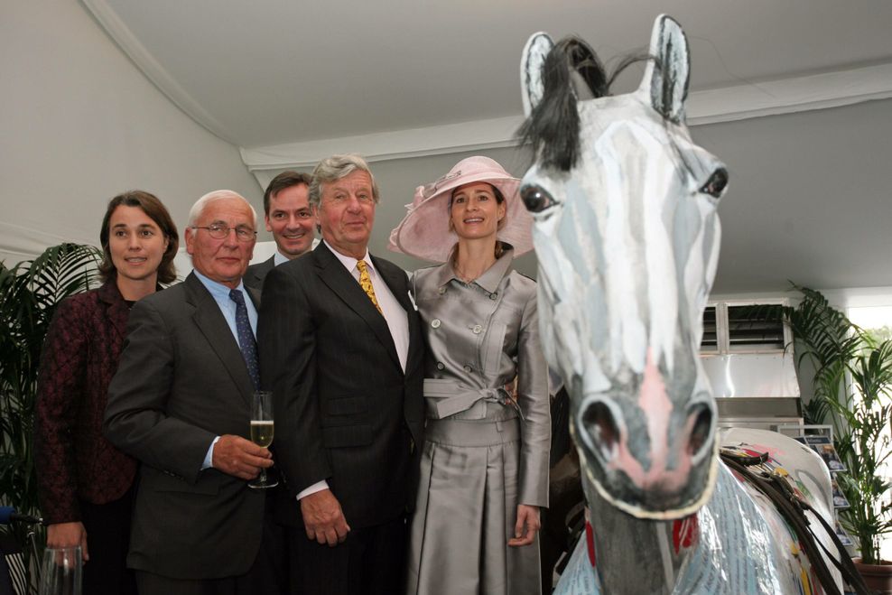 Klaus Philipp (2.v.l.) mit Gestütsbesitzer Albert Darboven (2.v.r.) auf der Derbywoche 2007 in Hamburg.