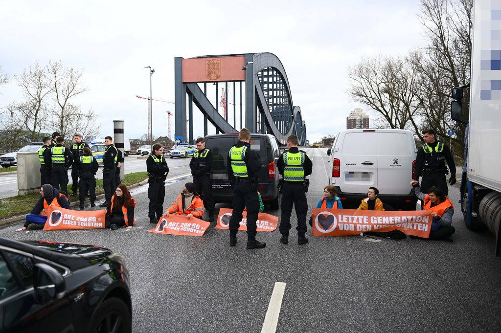 Klimaaktivisten blockieren die Elbbrücken in Richtung Stadt.