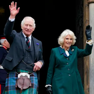 König Charles III. und Camilla winken
