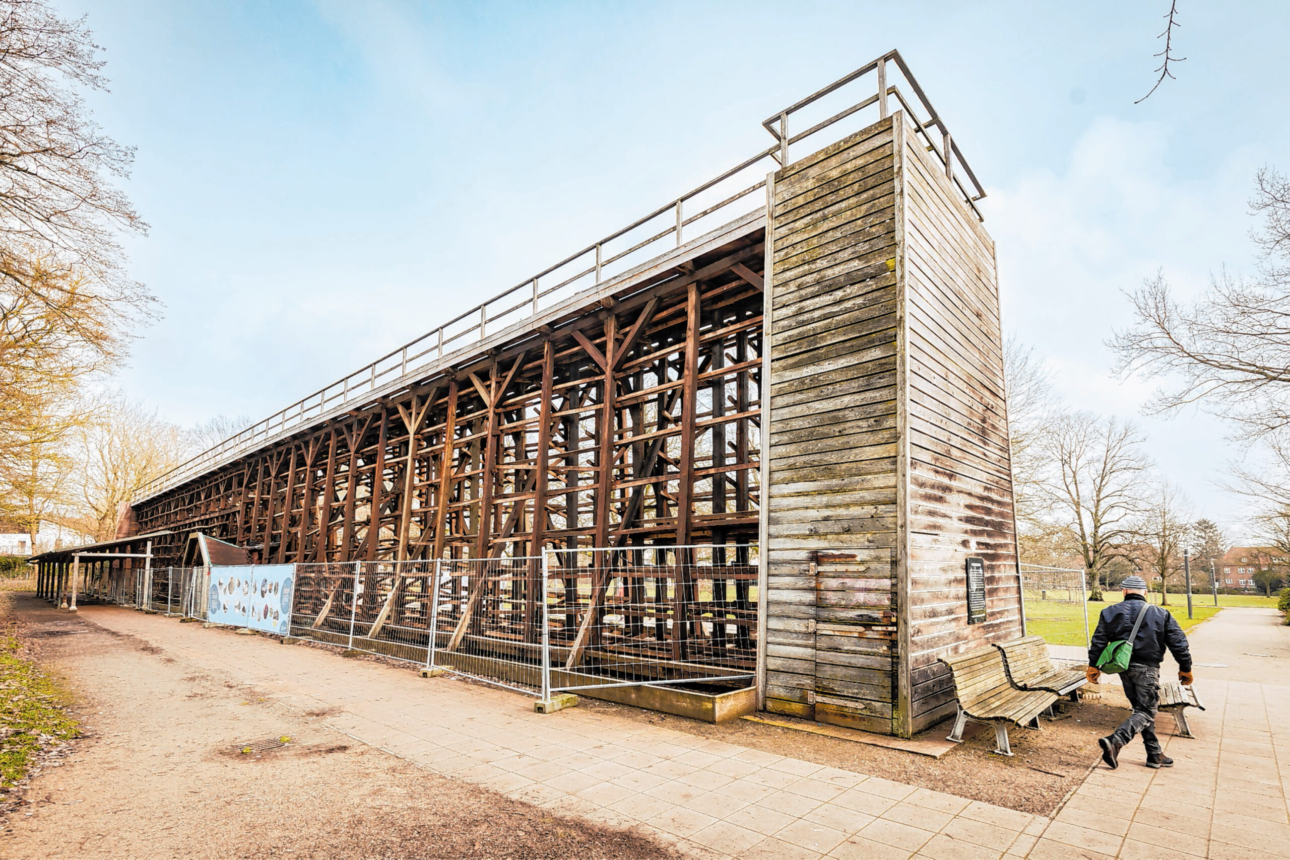 Das Gradierwerk im Lüneburger Kurpark ist 59 Meter lang und sieben Meter hoch. Der fehlende Schwarzdorn-Reisig wird frühestens 2024 in das Holzgerüst gefüllt.