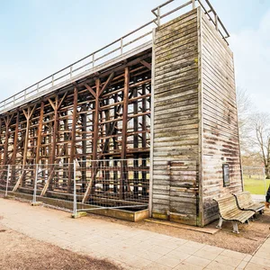 Das Gradierwerk im Lüneburger Kurpark ist 59 Meter lang und sieben Meter hoch. Der fehlende Schwarzdorn-Reisig wird frühestens 2024 in das Holzgerüst gefüllt.