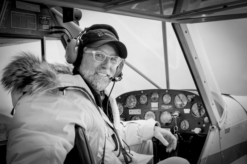 Schwarzweiß-Foto von Ragnar Axelsson in einem Cockpit