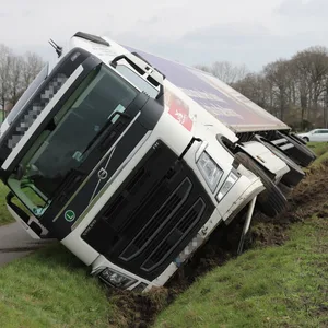 Die Unglücksstelle am Steindamm in Hemdingen: Ein Lkw ist in einem Graben auf die Seite gekippt.