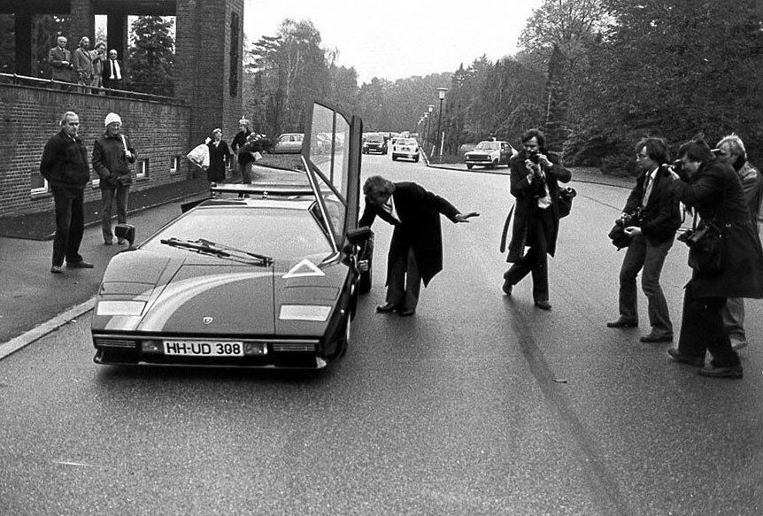 Barkowsky und sein Lamborghini Countach bei der Beerdigung des „Schönen Mischa“.