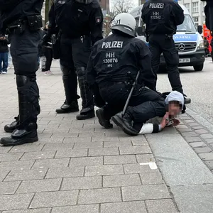 Randale in Hamburg: Ein Polizist fixiert einen Jugendlichen, während seine Kollegen die Szene abschirmen.