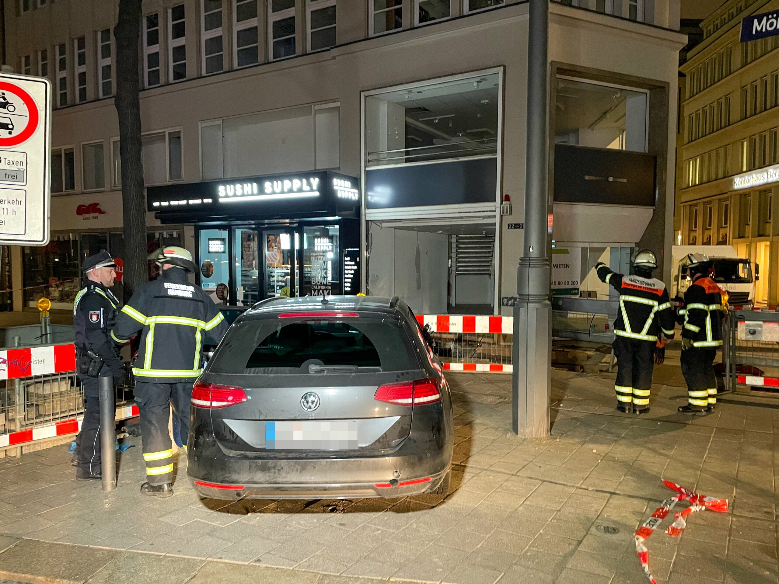 Einsatzkräfte bei einem passat in der Mönckebergstraße