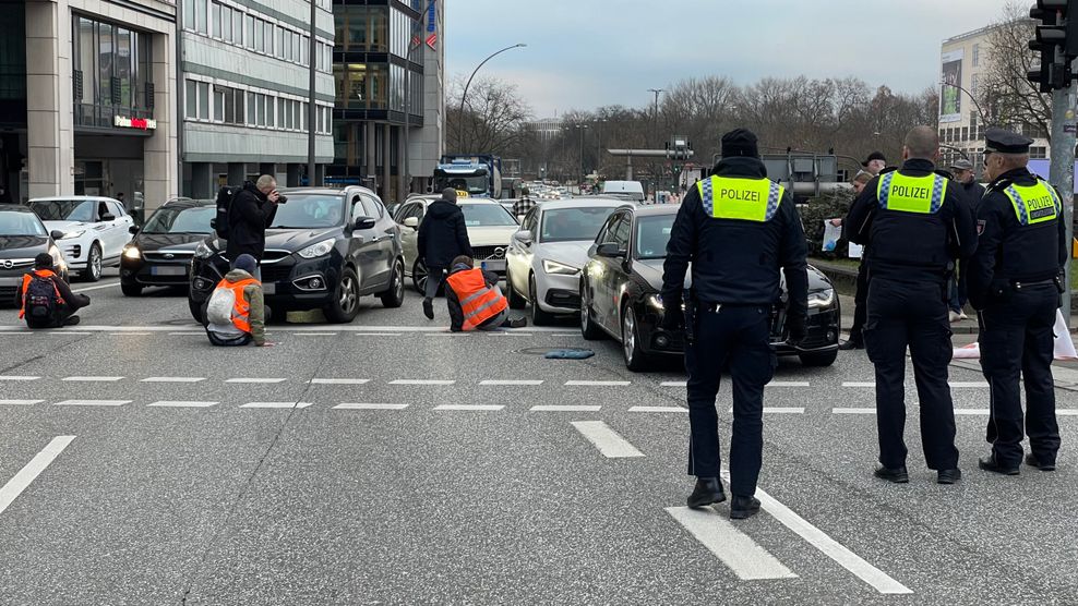 Mehrere Personen blockieren seit 17:15 Uhr den Glockengießerwall.