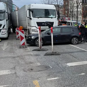 Unfall in der Alststadt – Lkw rammt Pkw's