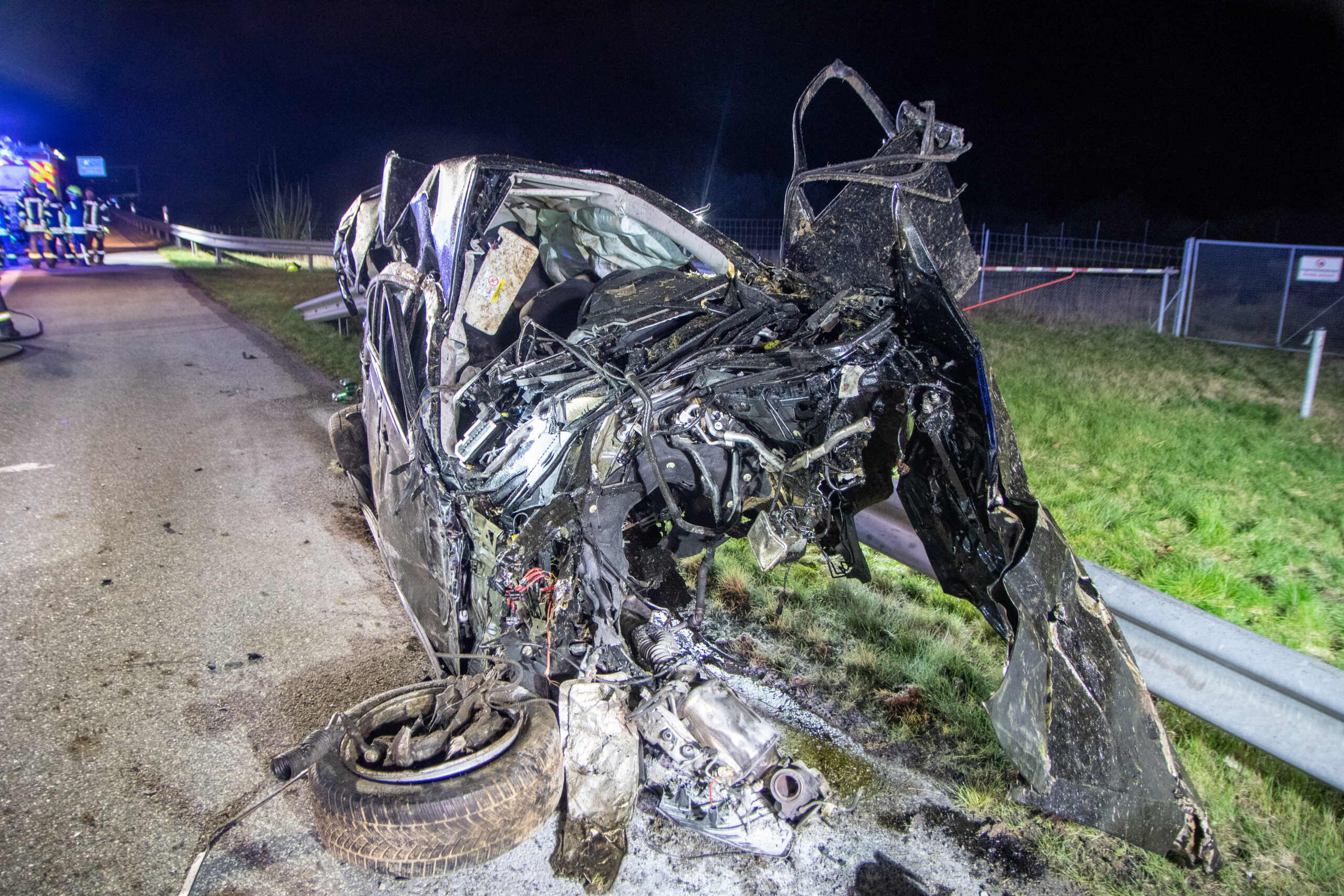 Mit hoher Geschwindigkeit flog ein BMW am Sonntagabend auf der A20 in eine Leitplanke – der Fahrer überlebte schwer verletzt.
