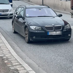 Die Polizei hielten einen BMW und einen Mercedes an, in denen sich Klamaaktivisten befanden haben sollen.