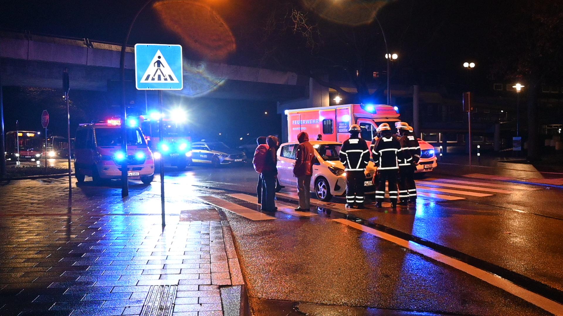 Rettungskräfte stehen am Unfallort am Bahnhof Neugraben. Ein Mann wurde dort am Sonntag schwer verletzt.