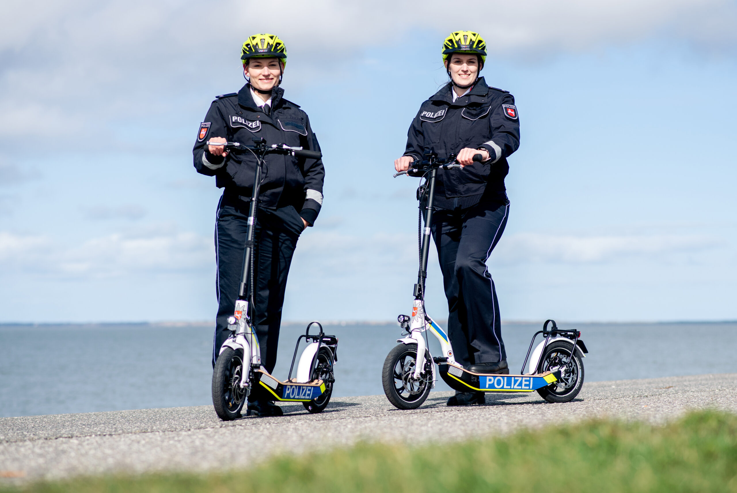 Zwei Polizistinnen stellen die neuen E-Scooter für den Polizeieinsatz vor (Archivbild).