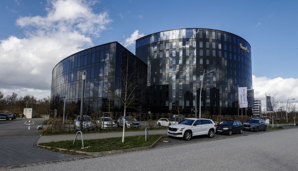 Das Hotel für Flugzeug-Fans: Das „Nordport Plaza“ liegt direkt am Airport.